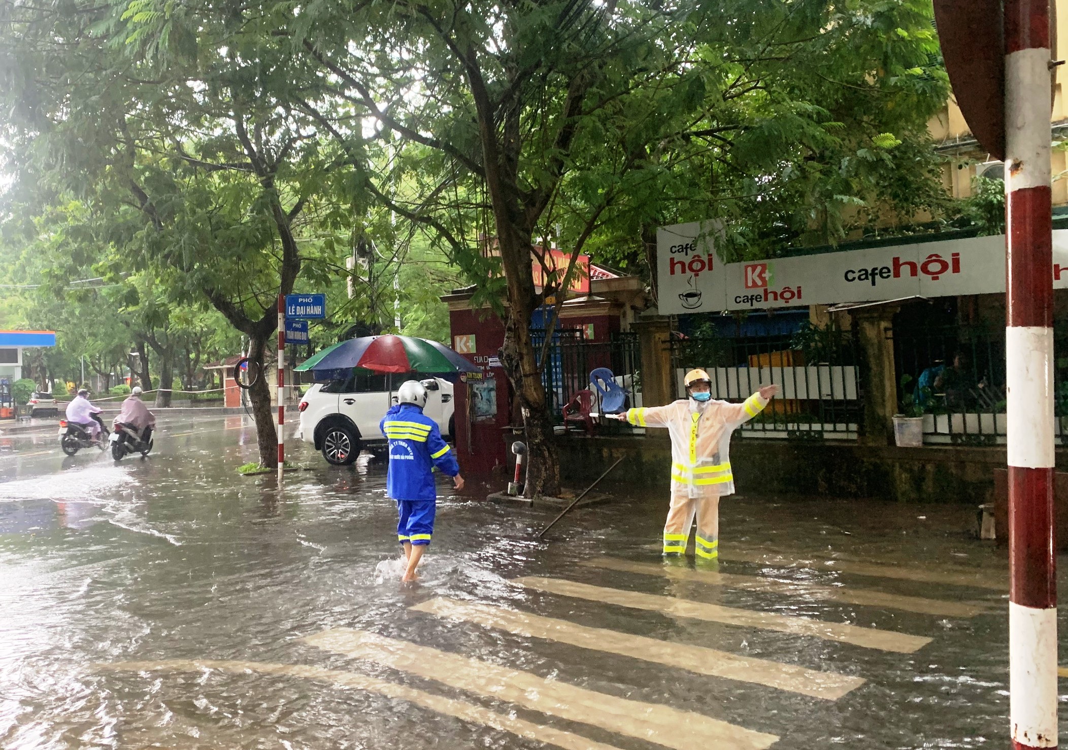 Đội CSGT-TT (Công an quận Hồng Bàng): Điều tiết giao thông tại 7 nút giao thông bị ngập lụt